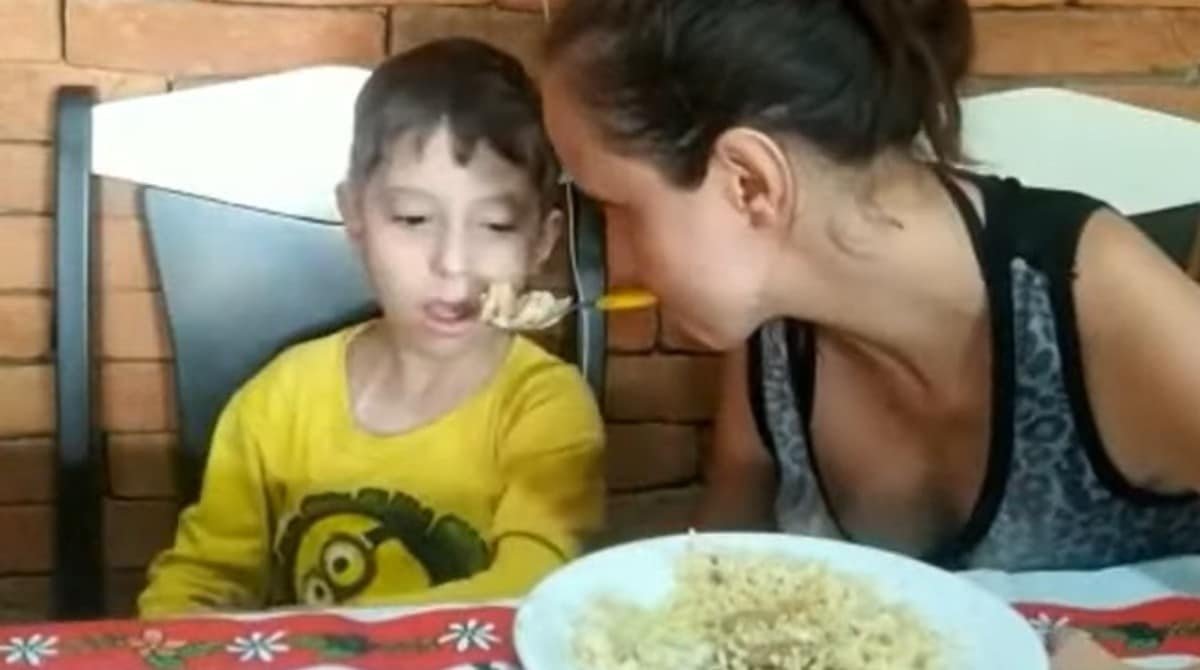 Mãe com Atrofia Usa a Boca para Cuidar do Filho com Necessidades Especiais