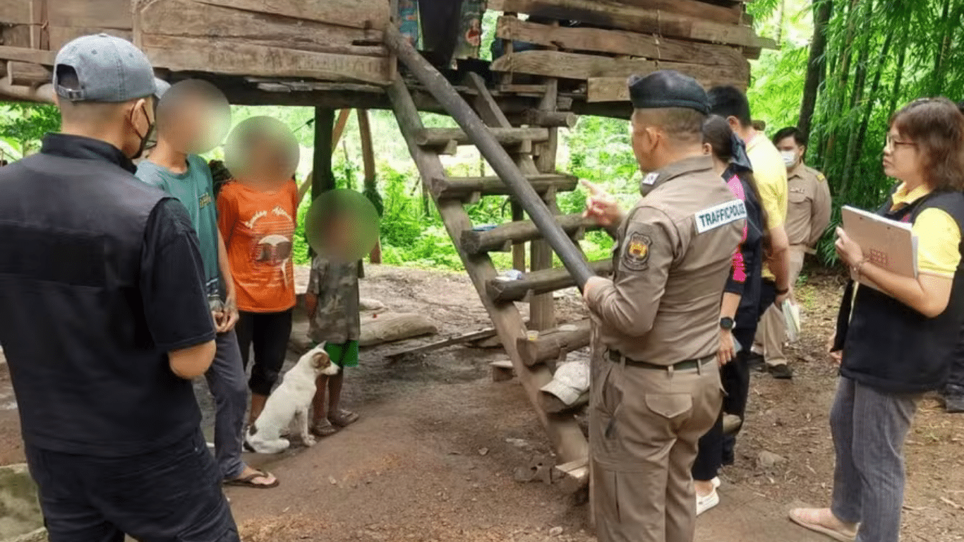 Menino de 8 anos é resgatado na Tailândia após viver isolado com cães