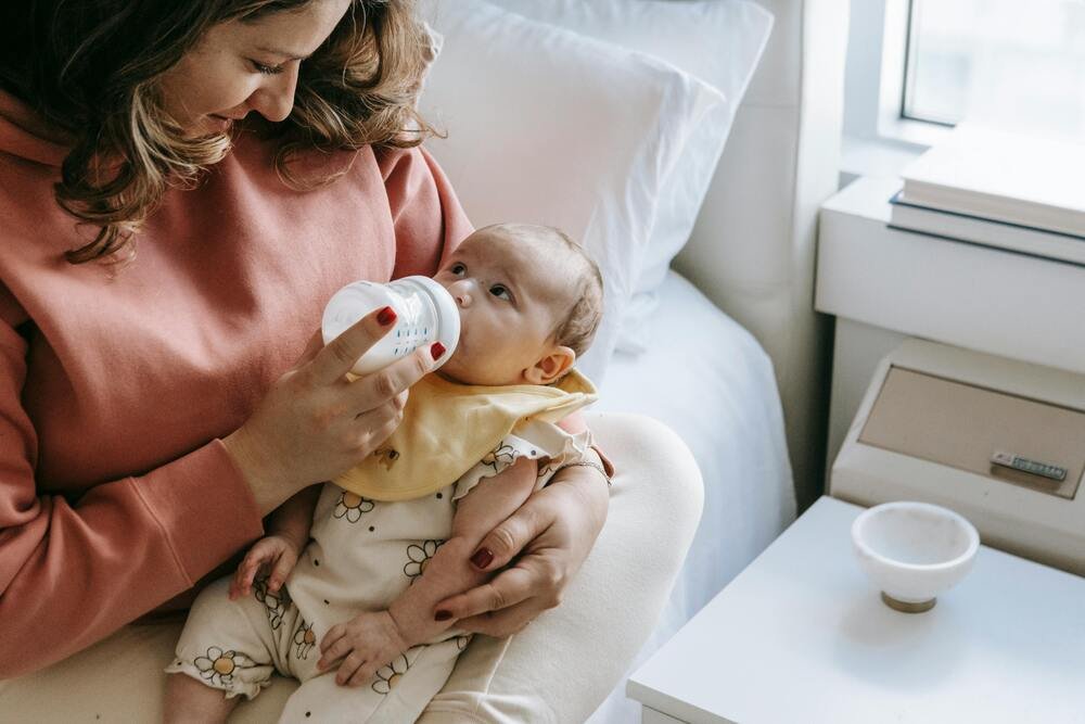Como fazer o bebê aceitar a mamadeira: 9 dicas que funcionam