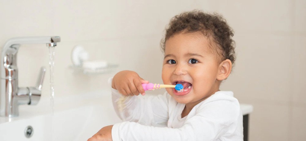 A Importância da Saúde Bucal dos Bebês: Cuidados Essenciais Desde os Primeiros Dentinhos