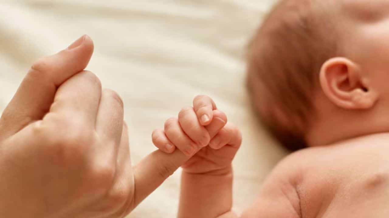 Reflexos Primitivos do Bebê: Entenda o Que São, Para Que Servem e Quando Observar