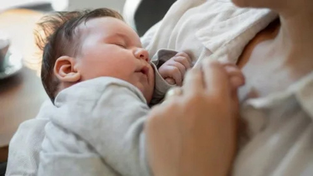 Bebê Só Dorme no Colo: Guia Completo para Pais 2025