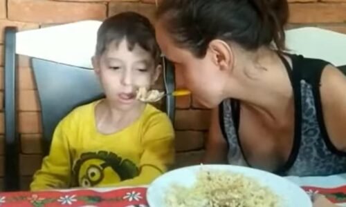 Mãe com Atrofia Usa a Boca para Cuidar do Filho com Necessidades Especiais