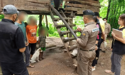 Menino de 8 anos é resgatado na Tailândia após viver isolado com cães

