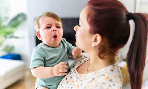 Tosse em bebês: 10 causas, sinais de alerta e o que fazer com segurança