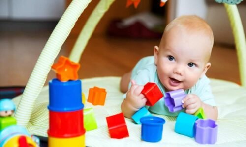 7 Brincadeiras Simples para Estimular o Bebê nos Primeiros Meses