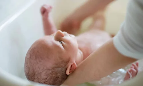 como dar banho no bebê recém-nascido