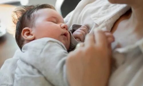 Bebê Só Dorme no Colo: Guia Completo para Pais 2025