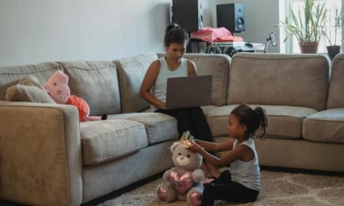 Equilíbrio Entre Trabalho e Maternidade: Como Conciliar Carreira e Filhos Sem Pirar