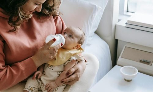 Como fazer o bebê aceitar a mamadeira: 9 dicas que funcionam