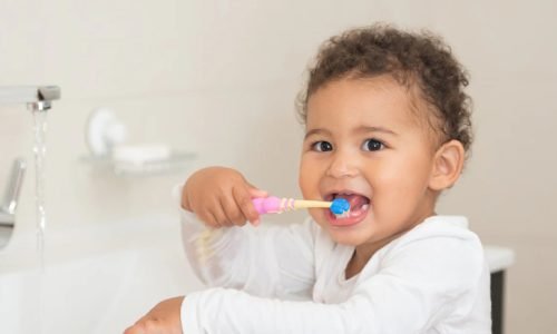 A Importância da Saúde Bucal dos Bebês: Cuidados Essenciais Desde os Primeiros Dentinhos